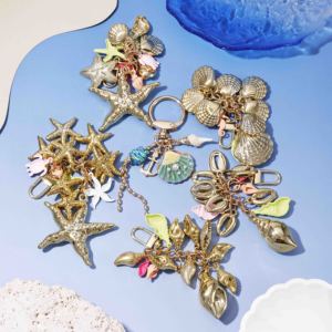 Oferta de Verano: Encantadores y Divertidos Adornos con Forma de Concha Marina, Decoración con Patrón Azul Océano, Dijes para Bolsos con Pedrería, Perlas y Detalles Dorados - Product Image 6