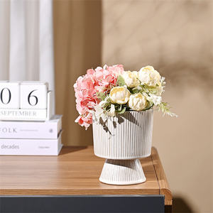 <span class=keywords><strong>Vaso</strong></span> in porcellana bianco lucido in stile cinese puro moderno <span class=keywords><strong>con</strong></span> supporto per piedi <span class=keywords><strong>con</strong></span> striscia verticale in rilievo <span class=keywords><strong>con</strong></span> Design rustico feste natalizie - Product Image 5