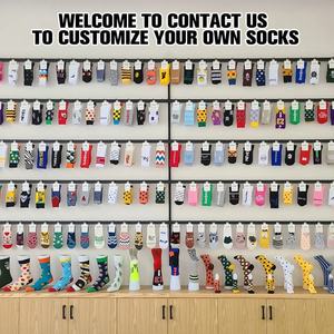 Chaussettes de sport de compression en coton noir, blanc et gris de haute qualité, personnalisées, pour hommes et femmes, courtes, pour la course à pied, la gym et les activités sportives. - Product Image 6