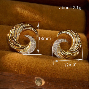 Orecchini a Perno Ispirati alle Onde dell'Oceano con Zirconi Scintillanti, Eleganti Orecchini da Donna alla Moda, Gioielli per Uso Quotidiano, Regalo - Product Image 3
