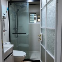 Maison conteneur extensible 20 pieds, couleur crème, avec fenêtres en treillis d'aluminium à rupture de pont thermique, toit à pignon, cabane de vacances à louer