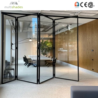 Porte pliante de luxe MULTISHADES pour villa, transformant les espaces avec un design minimaliste et contemporain