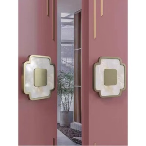 Poignée de porte en aluminium avec incrustations de résine naturelle imitation pierre marbre blanc, robuste, finition cuir bronze - Product Image 1
