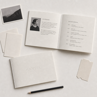 Brochure d'artiste A5 paysage, reliure filigrane, typographie minimaliste, pour guide d'ouverture de galerie d'art sur mesure