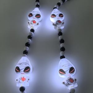 قلادات LED للهالوين بالجملة بـ3 أوضاع - مجوهرات حفلات مضيئة على شكل دمية مومياء لطيفة ومخيفة - Product Image 4