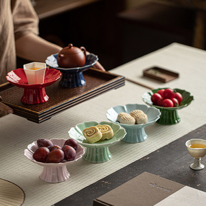 Plateau à fruits en céramique en forme de fleur, plat à collation en porcelaine sur pied, style simple, pour les fêtes - Product Image 4