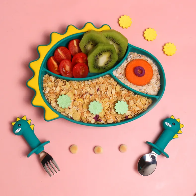مجموعة أدوات مائدة للأطفال مصنوعة من السيليكون برسوم كرتونية للأطفال ملعقة شوكة من الفولاذ المقاوم للصدأ طبق من السيليكون مجموعة أدوات مائدة أطباق للأطفال