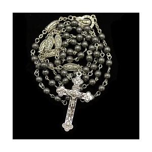 Collier avec pendentif en hématite à l'ancienne, bijoux religieux catholique, perles avec croix - Product Image 1