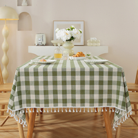 Nappe à carreaux nordiques aspect lin 140x260cm avec pompons, prête à être expédiée, pour décoration de ferme - Vente en gros