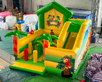 Aire de jeux gonflable tropicale avec toboggan, parcours d'obstacles et zone de saut pour enfants, usage commercial