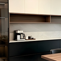 Buffet Modulaire Personnalisé avec Rangement Mural Intégré et Vitrine en Verre pour Projet Résidentiel de Luxe