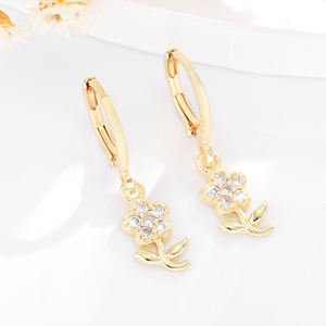 2025 nuevo colgante de flor de alta calidad 14K cobre chapado en oro con incrustaciones de circón uso diario pendientes de latón joyería de mujer - Product Image 1