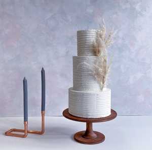 Table de support de gâteau en bois faite à la main idéale pour servir et présenter des gâteaux, des pâtisseries ou des friandises dans un cadre rustique élégant - Product Image 4