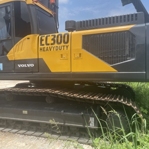 Potente Excavadora Usada VOLVO EC300 de Alto Torque y Bajo Ruido para Demoler Pilares de Puentes Antiguos a lo Largo de los Ríos - Product Image 4