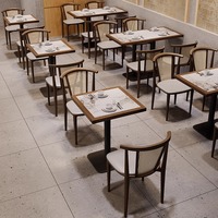 Ensemble de canapés en rotin et bois massif haut de gamme sur mesure, table en dalle de pierre minimaliste moderne, combinaison chaise et table pour restaurants commerciaux
