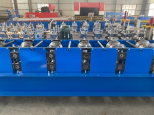Machine de formage à froid de capuchons de toit fiables, ligne de production d'accessoires de <span class=keywords><strong>toiture</strong></span> métallique flexible <span class=keywords><strong>pour</strong></span> projets de construction - Product Image 4