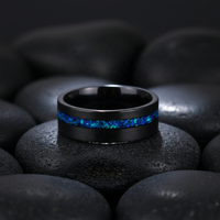THX Schmuck Herrenring aus schwarzem Wolframkarbid mit 8mm natürlichem blauem Opal-Einlage im Kanalset, von Drittanbietern zertifiziert, Casual/Sportlich