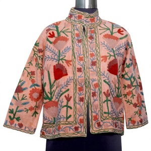Veste en coton brodée de fleurs, col chemise, manches trois quarts, style printemps, travail artisanal, longueur courte - Product Image 1