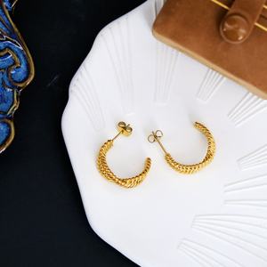 Pendientes de Acero Inoxidable Chapado en Oro de 18K con Diseño de Espirales Trenzadas, Geometría Irregular y Forma de C, Joyería de Estilo Distintivo - Product Image 6