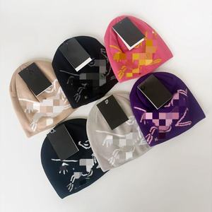 Nouvelle collection automne-hiver 2026 Xunge – Bonnet en laine imprimé numérique chaud et polyvalent, motif maison d'oiseaux, en stock - Product Image 6