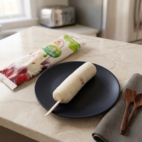 Crème glacée au lait crémeuse avec raisins, saveur fruitée, texture riche et onctueuse en sachet pour supermarché
