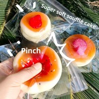 141 Jouet anti-stress souple en plastique en forme de gâteau soufflé populaire