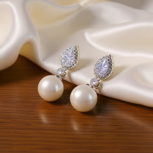 Orecchini pendenti in oro bianco E2080 con perla finta a forma di goccia d'acqua, stile classico per gioielli da donna per matrimoni - Product Image 2