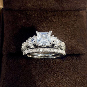 Anillo de Compromiso de Diamantes en Oro Blanco para Mujer Q738, Corte Princesa, Color D Natural con Diamantes Laterales - Product Image 6