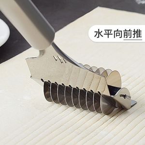 Cortador de fideos manual de acero inoxidable para uso doméstico en la cocina con ajustes de ancho regulables - Product Image 2