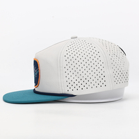 Casquette de sport à 5 panneaux personnalisée BSCI, casquette à visière plate avec logo patch et corde, casquette snapback pour homme avec trous découpés au laser