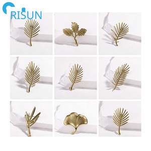 En gros, Pin's en émail à thème forestier, motif plantes vertes, fleurs, feuilles, arbres, feuilles d'érable, saules, <span class=keywords><strong>avec</strong></span> logo personnalisé, pour revers - Product Image 5