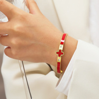 Vente en gros Nouveau bracelet en acier inoxydable doré 18 carats exquis Bracelet design simple tendance Bracelet vintage goutte à goutte pour femme