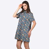 Gaun kemeja denim wanita motif bunga, lengan pendek, kerah, kancing setengah, model A-line mini, dengan saku, dari produsen.