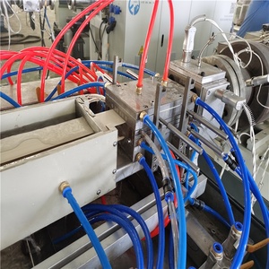 Máquina Vertical de <span class=keywords><strong>canales</strong></span> hidropónicos NFT, sistema de plantación de PVC, línea de producción de perfiles - Product Image 3