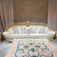 Canapé en cuir beige grainé de qualité supérieure, décoré à la main de feuilles d'or, design classique européen de luxe, pour les designers d'intérieur de villas