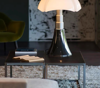 Lampe de table en forme de pétale de style américain avec source de lumière LED, commande par bouton, design minimaliste pour les chambres d'hôtel, les chambres à coucher, les cafés, les bars