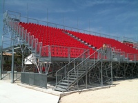 Tribunes extérieures durables en acier S235 JR galvanisé à chaud, préfabriquées, personnalisables, marque CETA, modèle G2M/1 All