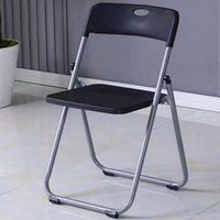 Chaise de camping pliante blanche moderne à dossier haut en plastique et en métal pour l'extérieur, l'école, le bureau, le jardin, les mariages, les hôtels et les événements.