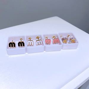 Sens supérieur simple tempérament lettre M Titane acier oreille os vis vis zircon Arc <span class=keywords><strong>de</strong></span> Triomphe boucles d'oreilles <span class=keywords><strong>bain</strong></span> gratuit - Product Image 6