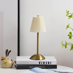 现代褶皱式可充电 LED 台灯，带触摸调光功能，适用于餐桌、卧室、床头、餐厅装饰照明 - Product Image 1