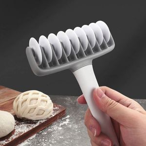 Rouleau à pâtisserie en plastique, coupe-pâte manuel à roue à aiguilles, outil de pâtisserie pour biscuits et pizzas - Product Image 4