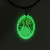Pendentif Vierge Marie Catholique en Résine Faite à la Main, Bijou Luminescent, Collier Personnalisé, Icône