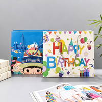 Sacs en papier Joyeux Anniversaire en gros, imprimés dessin animé gâteau et ballons, sacs cadeaux en kraft avec poignées pour fêtes d'enfants - Offre Spéciale