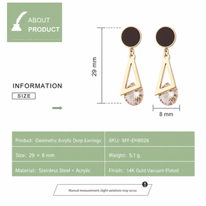 Boucles d'oreilles pendantes géométriques en acrylique, en acier inoxydable plaqué or 14 carats sous vide, forme triangle - Product Image 3