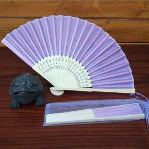 Abanicos Españoles para Boda de 21 cm en Stock - Marco de Madera con Tela Satinada, Diseño Liso en Varios Colores para Bodas - Product Image 3