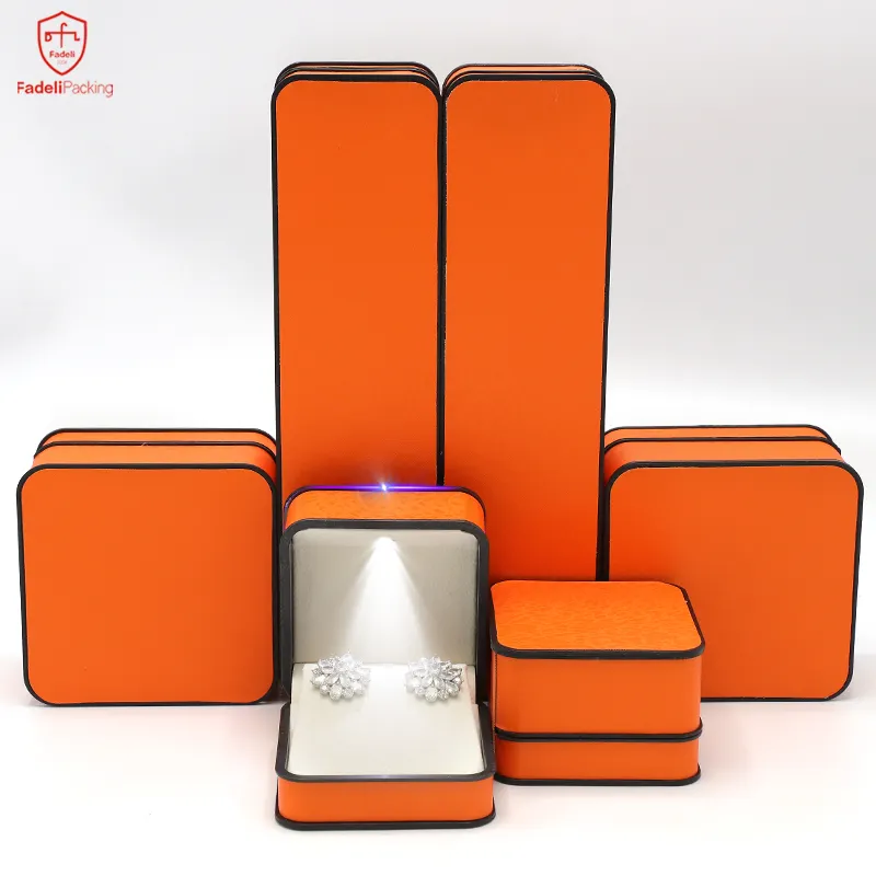 Nova chegada pu couro laranja bege verde LED preto fronteira jóias embalagem presente casamento anel caixa colar pulseira caixa de presente