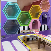 Équipement de terrain de jeux intérieur attrayant en nid d'abeille, toboggan sensoriel, équipement de jeu souple pour les écoles, les centres commerciaux et les cafés