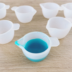 Mini-gobelet en <span class=keywords><strong>silicone</strong></span> pour mélange et distribution de résine époxy, idéal pour la création de bijoux et l'artisanat en résine - Product Image 1