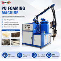 Machine pour semelles intérieures de chaussures en mousse de polyuréthane souple basse pression