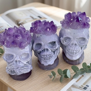 Venta al por mayor de calaveras de cristal de resina con tres amasoles de amatista para meditación mindfulness, decoración de Halloween - Product Image 6